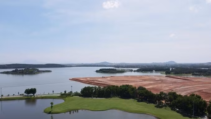 Nhận thấy tiềm năng phát triển du lịch tại khu vực hồ Đại Lải, UBND tỉnh Vĩnh Phúc đã cho phép nhiều doanh nghiệp khai thác du lịch tại đây với các dịch vụ như khu vui chơi, giải trí, nghỉ dưỡng, sân golf... Việc phát triển du lịch của các doanh nghiệp đã dẫn đến hệ lụy lòng hồ bị thu hẹp và xảy ra tình trạng san lấp, lấn chiềm lòng hồ.