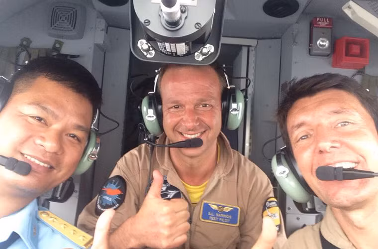 Một sĩ quan Việt Nam chụp ảnh cùng hai nhân viên phi hành đoàn chiếc Airbus C-295MPA. Đáng chú ý, hiện Việt Nam cũng đang vận hành những chiếc vận tải cơ C-295M (thuộc Lữ đoàn 918) - nền tảng phát triển phiên bản C-295MPA. Nguồn ảnh: Twitter Airbus Defence