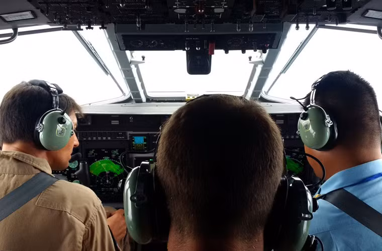 Không rõ nội dung cụ thể hoạt động trong những ngày C-295MPA tại sân bay Nội Bài. Tuy nhiên, Airbus Defence tung ra các hình ảnh sĩ quan KQND Việt Nam thậm chí đã lên thăm và được giới thiệu các tính năng công nghệ hiện đại trên C-295MPA. Nguồn ảnh: Twitter Airbus Defence