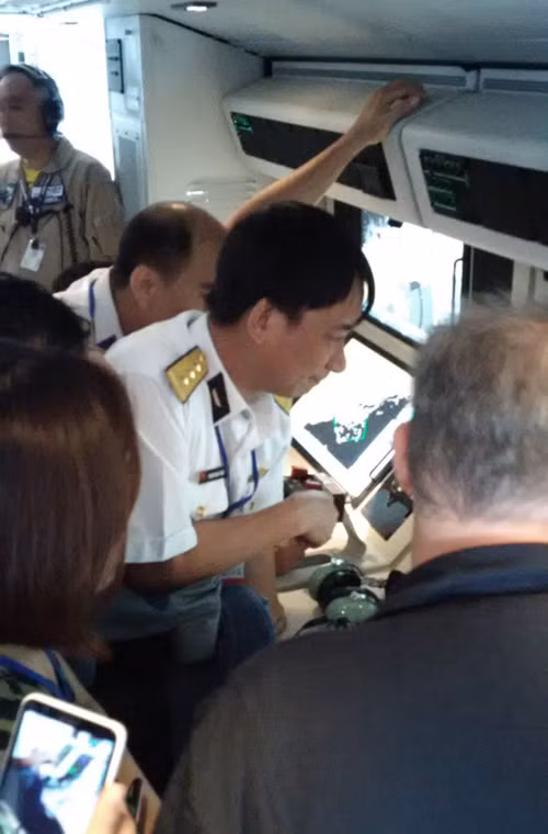 Một đồng chí sĩ quan cấp cao Hải quân Việt Nam đang được giới thiệu phòng điều hành hệ thống tác chiến trên biển của C-295MPA. Nguồn ảnh: Twitter Airbus Defence