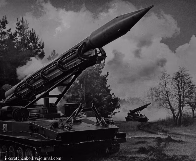 Tên lửa đạn đạo chiến thuật đời đầu của Liên Xô - 2K1 Mars (NATO gọi là FROG-2) có tầm phóng 7-18km. Nguồn ảnh: i-korotchenko.livejournal