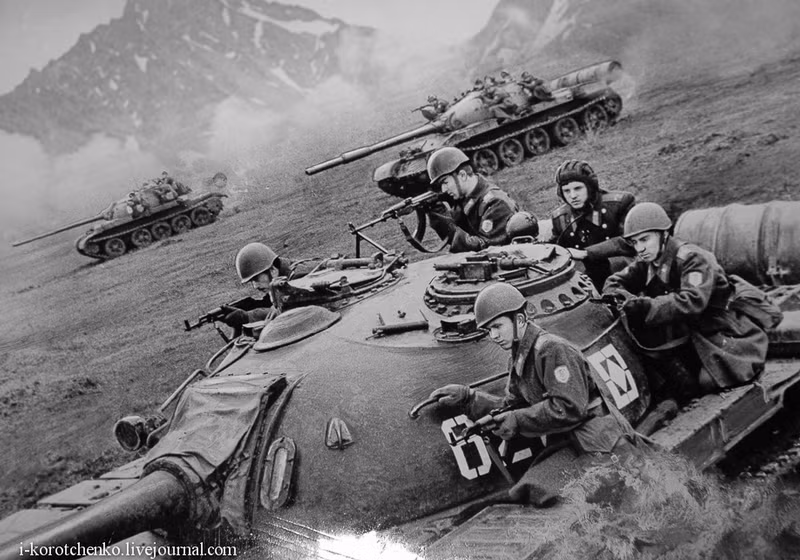 Bộ binh tùng thiết ngồi trên các xe tăng T-62 tiến công quân địch. Ước tính, tới năm 1990, Hồng quân Liên Xô có trong tay 55.000 xe tăng các loại gồm: 4.000 T-80, 10.000 T-72, 9.700 chiếc T-64, 11.300 T-62, 19.000 T-54/55 và 1.000 PT-76. Nguồn ảnh: i-korotchenko.livejournal