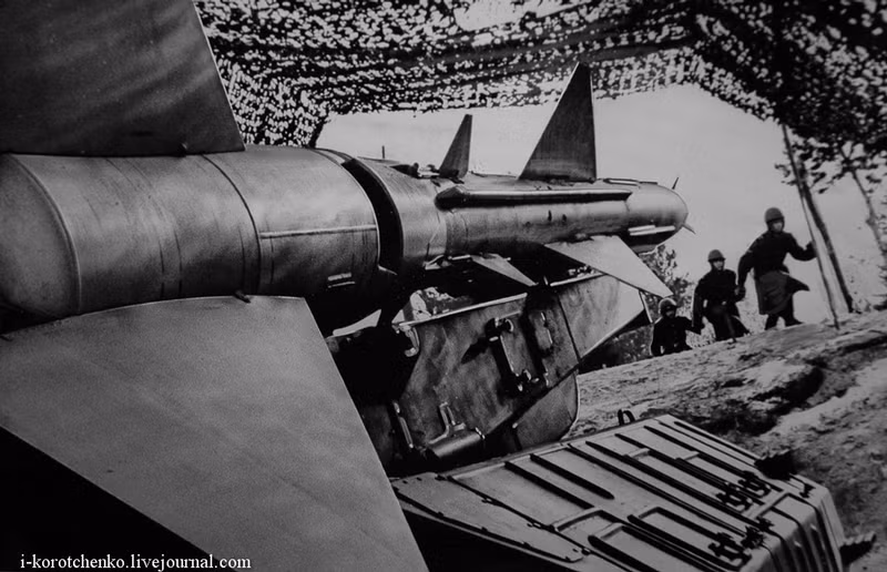 Mạng i-korotchenko.livejournal gần đây đã đăng tải loạt hình ảnh đen trắng hiếm ghi lại hoạt động quân sự của Hồng quân Liên Xô thời Chiến tranh Lạnh. Bộ ảnh cho ta thấy một phần sức mạnh khổng lồ của một trong những đạo quân vĩ đại nhất hành tinh. Nguồn ảnh: i-korotchenko.livejournal