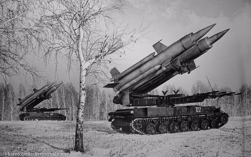 Tên lửa phòng không tầm trung tự hành 2K11 Krug sẵn sàng chiến đấu. Tên lửa đạt tầm bắn 50-55km tùy phiên bản, trần bắn từ 100m tới 27km. Nguồn ảnh: i-korotchenko.livejournal