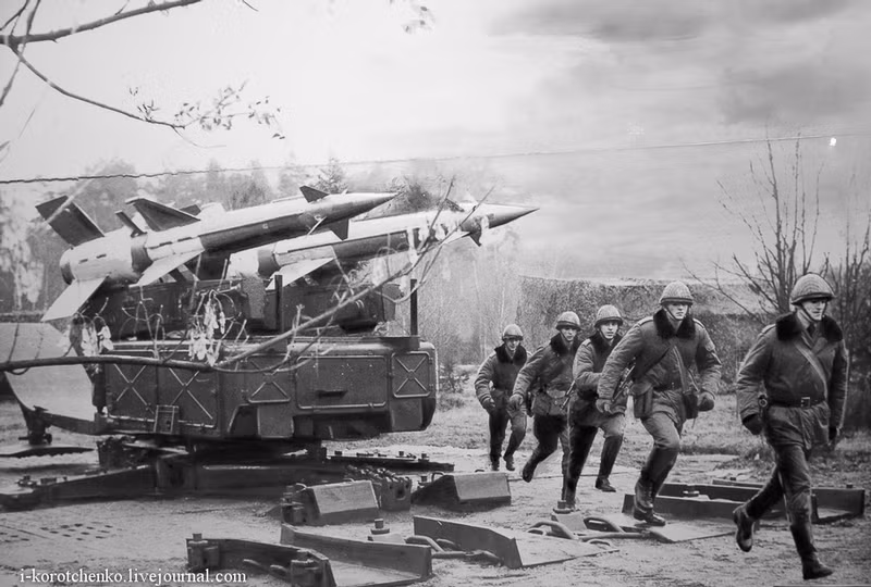 Trong suốt cuộc Chiến tranh Lạnh, Hồng quân Liên Xô (hay Lực lượng Vũ trang Liên Xô) có quân số thường trực ước tính đạt 4,23 triệu quân - con số khổng lồ. Tính theo số liệu năm 1990, ngân sách quốc phòng Liên Xô khoảng 300 tỷ USD - chiếm 15-17% tổng GDP. Nguồn ảnh: i-korotchenko.livejournal