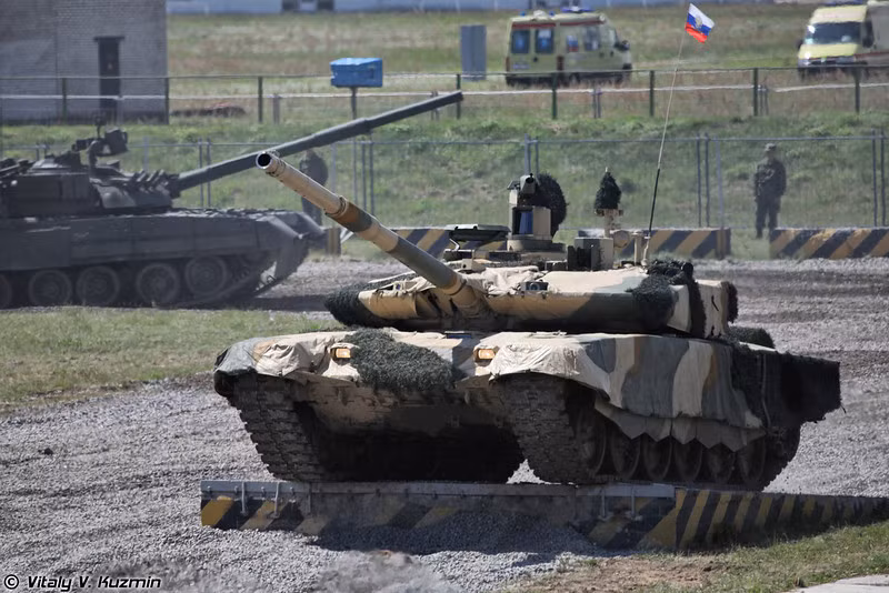 Đáng chú ý, tăng T-90MS lần đầu tiên sử dụng vô lăng điều khiển và hộp số tự động để cải thiện tốc độ, khả năng cơ động của xe, cũng như giảm tiêu thụ nhiên liệu và sự mệt mỏi của người lái xe. Nguồn ảnh: Vitaly-Kuzmin