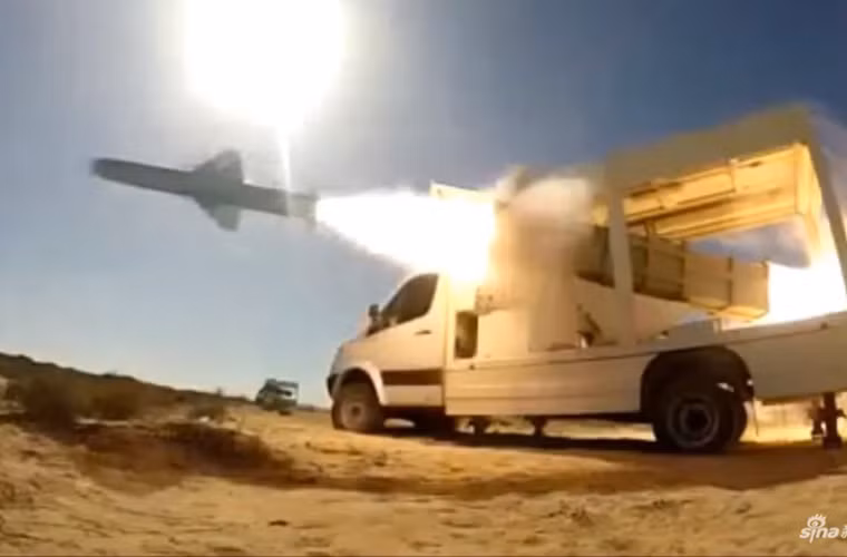 Truyền thông Iran mới đây vừa đăng tải phương tiện mang phóng tự hành kiểu mới trang bị cho các tổ hợp tên lửa phòng thủ bờ biển của Hải quân Iran. Theo đó, mẫu bệ phóng này được thiết kế trên cơ sở một chiếc ô tô tải nhỏ vốn dùng cho hoạt động của người dân. Nguồn ảnh: Sina