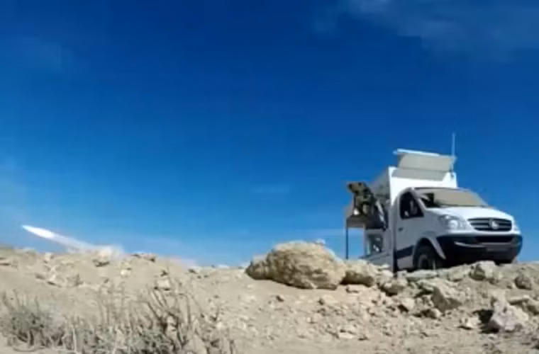 Do thùng xe khá nhỏ nên mỗi bệ phóng như thế này chỉ mang được đủ một ống phóng cùng một đạn tên lửa chống hạm. Nguồn ảnh: Sina