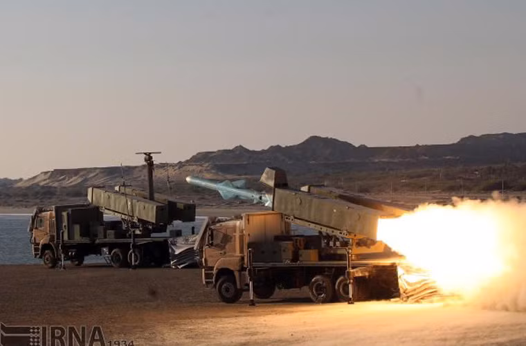 Loại tên lửa chống hạm mà Iran sử dụng trên các bệ phóng này đa phần thuộc họ "Noor" - một phiên bản của Iran chế tạo trên cơ sở mẫu C-802 của Trung Quốc. Nguồn ảnh: IRNA