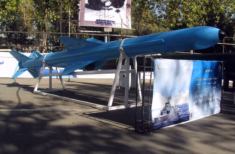 Iran năm 1995 đã cố gắng ký hợp đồng mua C-802, thế nhưng do sức ép từ Mỹ mà chỉ 60 quả được bàn giao. Trên cơ sở đó, Iran đã sao chép lại và cho ra đời mẫu tên lửa Noor vào năm 2000, ban đầu chỉ có tầm bắn khoảng 30km. Nguồn ảnh: Wikipedia