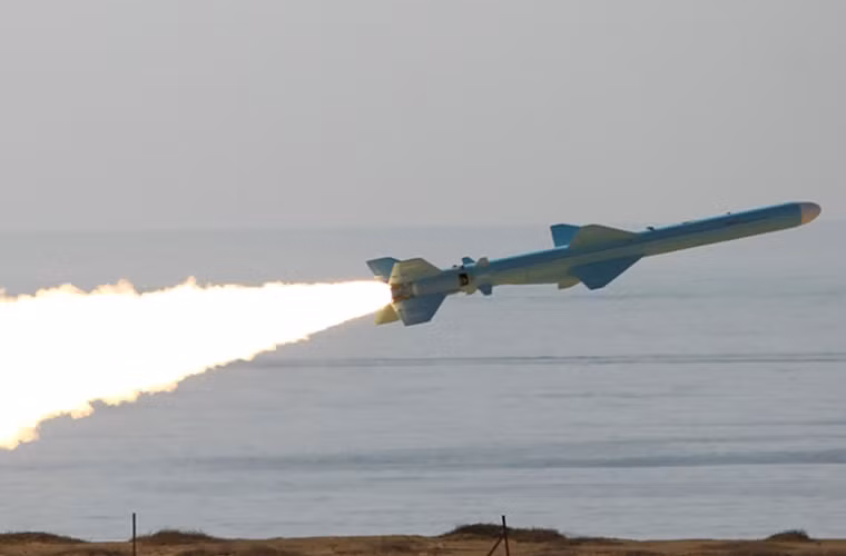 Sau nhiều nỗ lực nâng cấp, phiên bản sản xuất năm 2006 đã tăng tầm bắn lên 170km, trang bị đầu tự dẫn radar chủ động sóng mm DM-3B có khả năng kháng nhiễu mạnh. Năm 2011, họ tiếp tục ra mắt phiên bản nâng cấp Qader có tầm phóng được tiết lộ là lên tới 200km. Năm 2012, trong cuộc tập trận Velayete-90, Iran tuyên bố thử thành công tên lửa Noor được nâng cấp khả năng kháng nhiễu và bắt bám mục tiêu. Đáng chú ý, Iran sẵn sàng xuất khẩu phiên bản Noor có tầm bắn 120km – theo một số nguồn tin, Syria đã nhận một ít. Nguồn ảnh: Wikipedia