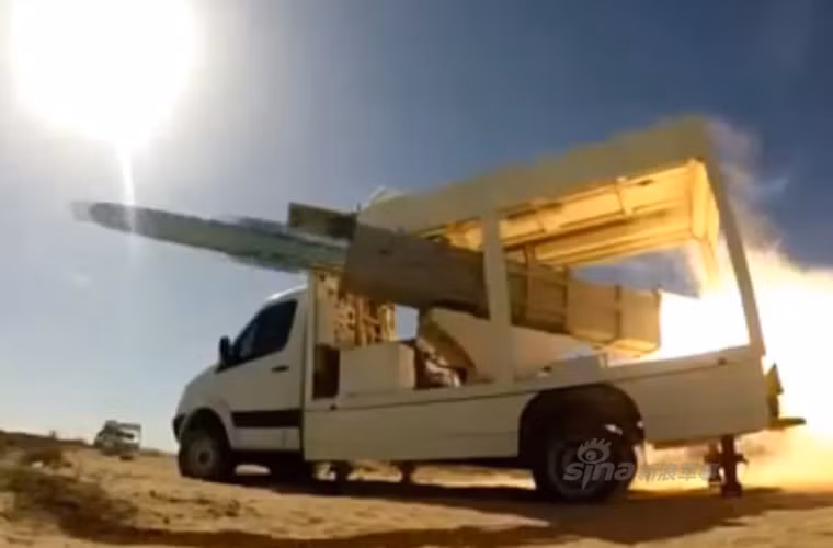 Đây là dạng ngụy trang được đánh giá là rất nguy hiểm trong chiến tranh – bởi các lực lượng trinh sát khó mà phân biệt được đâu là ô tô chở dân, đâu là ô tô chở vũ khí. Trong ảnh, tên lửa diệt hạm Noor rời bệ phóng đặc biệt của Iran. Nguồn ảnh: Sina