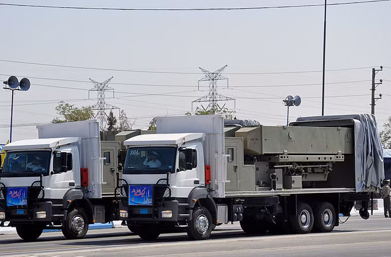 Thực tế, đây không phải là lần đầu tiên Iran sử dụng các dòng ô tô tải dân sự để làm bệ phóng tên lửa. Trước đó nhiều năm, nước này chủ yếu dùng các mẫu ô tô tải hạng nhẹ - hạng nặng để làm bệ phóng tên lửa bờ. Nguồn ảnh: Wikipedia