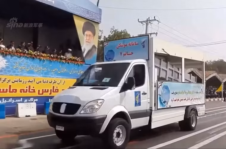 Phương tiện mang phóng tên lửa chống hạm của Iran trong một cuộc duyệt binh. Nguồn ảnh: Sina