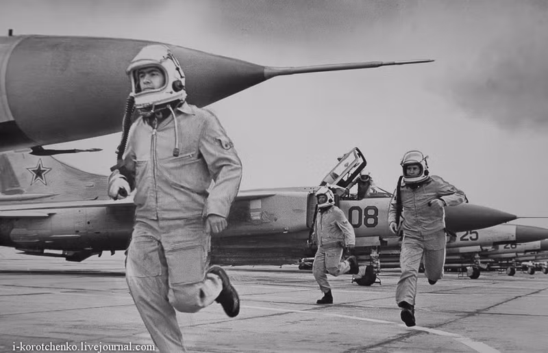 Báo động chiến đấu tại một căn cứ tiêm kích phòng không. Nguồn ảnh: i-korotchenko.livejournal