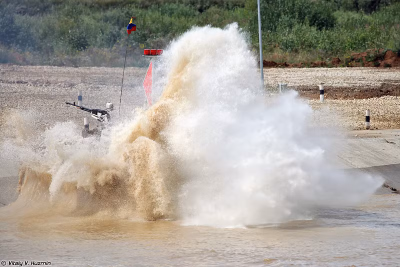 Trong các kỳ tank Biathlon trước, không ít xe tăng của các đội đã gặp nạn trong hồ nước sâu do quá vội vàng xông thẳng xuống với tốc độ lớn khiến nước tràn lên ngập ống xả, nước vào động cơ gây chết máy. Nguồn ảnh: Vitaly-Kuzmin