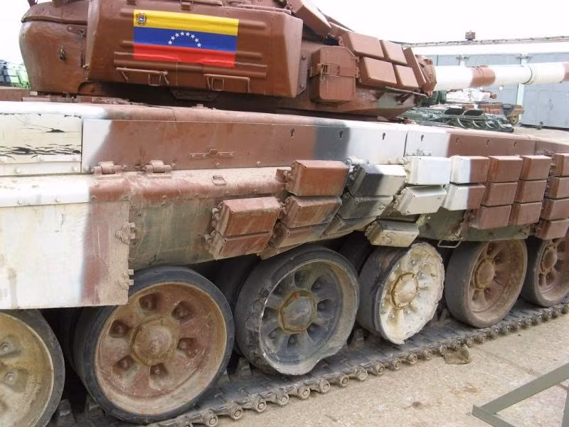 Xe tăng T-72B1 của đội Venezuela cong vênh giáp hông, mẻ cả bánh sau một vụ tai nạn trên đường đua. Nguồn ảnh: Tanknudave