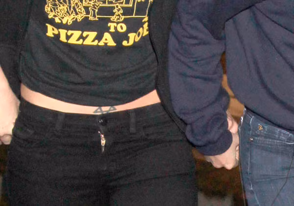 Xuất hiện ở đâu, hai người cũng tỏ ra vô cùng thân thiết bằng cách nắm tay.