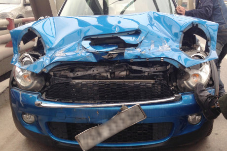 Tại thị trường Việt Nam, Mini Cooper hiện có giá khởi điểm khoảng 1,4 tỷ đồng. Do đó có thể dự đoán số tiền mà vị chủ nhân sẽ bỏ ra để sữa chữa mẫu xe cỡ nhỏ hạng sang này sẽ là một số tiền không hề nhỏ. (Hình ảnh chiếc Cooper S gặp nạn vào tháng 3/2016).