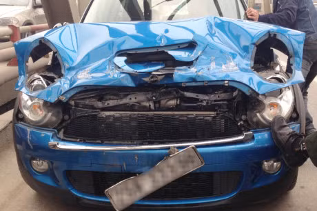 Tại thị trường Việt Nam, Mini Cooper hiện có giá khởi điểm khoảng 1,4 tỷ đồng. Do đó có thể dự đoán số tiền mà vị chủ nhân sẽ bỏ ra để sữa chữa mẫu xe cỡ nhỏ hạng sang này sẽ là một số tiền không hề nhỏ. (Hình ảnh chiếc Cooper S gặp nạn vào tháng 3/2016).