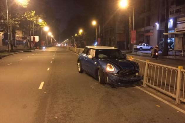 Mới đây, hình ảnh của chiếc xe sang Mini Cooper gặp tai nạn trong đêm khi đâm vào dải phân cách trên đường nhanh chóng được cư dân mạng truyền tay nhau một cách chóng mặt và ngay lập tức thu hút sự quan tâm của nhiều người chơi xe tại Việt Nam.