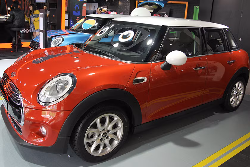 Mẫu xe Mini Cooper của hãng xe Anh quốc sở hữu khối động cơ 3 xi-lanh, dung tích 1.5 lít, công nghệ Twin Power Turbo, công suất cực đại 136 mã lực và mô-men xoắn cực đại 220 Nm. Trang bị đi kèm là hộp số tự động 6 cấp, mức tiêu hao nhiên liệu 4.9 lít/100 km.