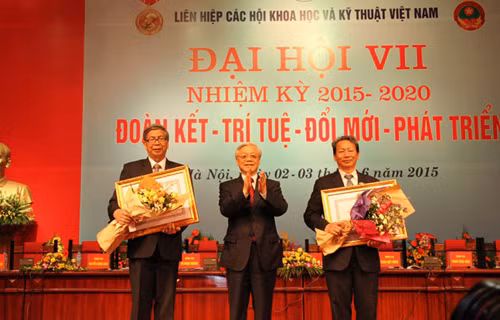 Ngoài những nội dung cơ bản được Đại hội thông qua. Nhân dịp này, GS.TSKH Đặng Vũ Minh và TS Trần Việt Hùng đã vinh dự được nhận Huân chương Độc lập.