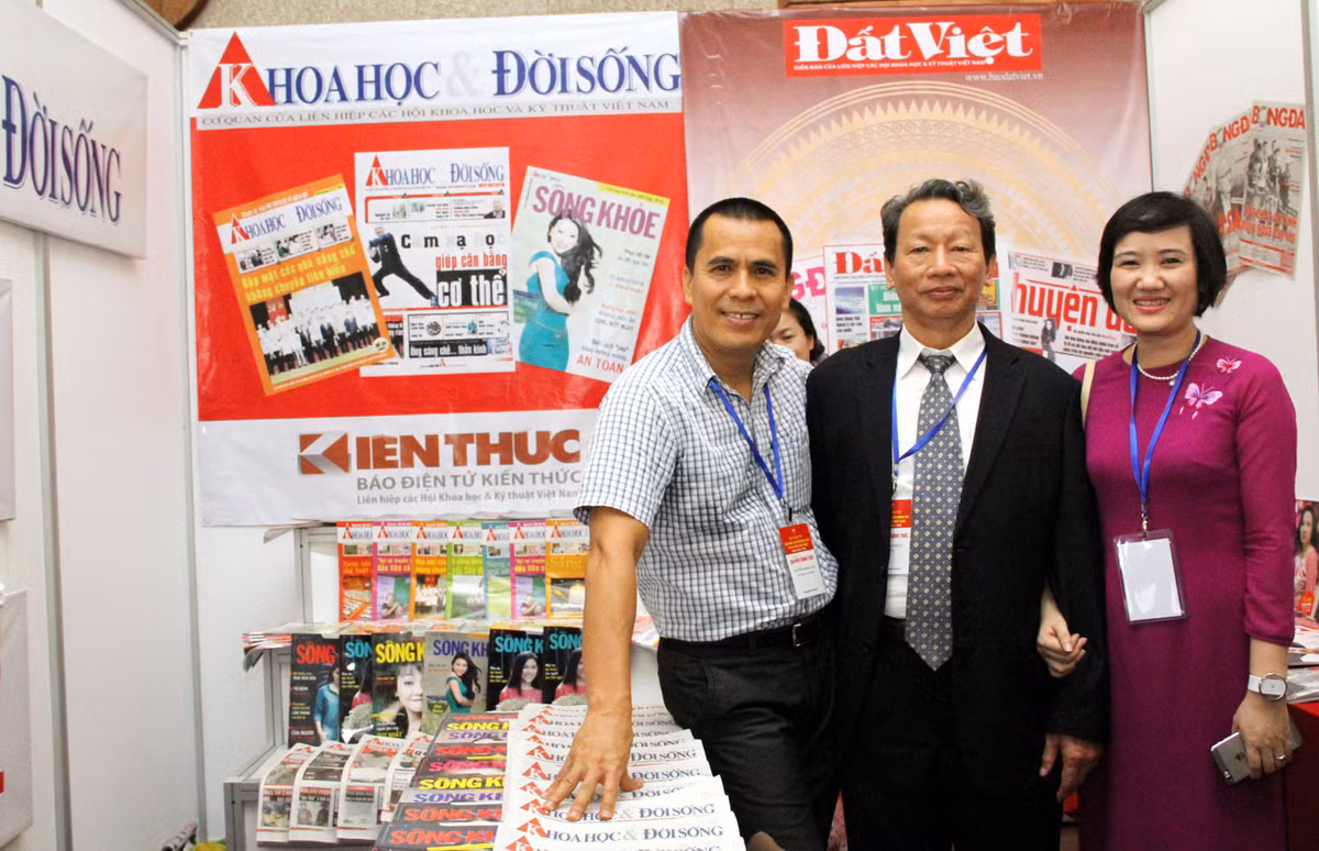 Tiến sĩ Trần Việt Hùng (ở giữa) chụp ảnh lưu niệm cùng ông Nguyễn Minh Quang - Tổng biên tập báo Khoa học&amp;Đời sống.