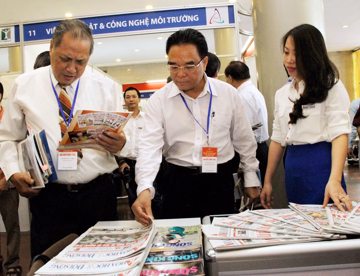 Các vị khách tham thích thú tham quan các gian triển lãm tại Đại hội.