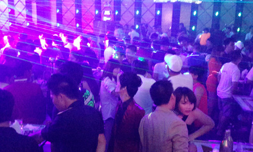 Gần 12h đêm, O3 Club vẫn chật cứng khách.
