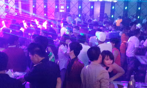 Gần 12h đêm, O3 Club vẫn chật cứng khách.