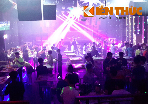 Gần 2h sáng, vẫn còn hàng trăm khách tại O3 Club. Trên sân khấu, "dân chơi" Vũng Tàu điên cuồng nhảy nhót.