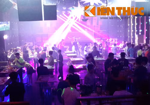 Gần 2h sáng, vẫn còn hàng trăm khách tại O3 Club. Trên sân khấu, "dân chơi" Vũng Tàu điên cuồng nhảy nhót.