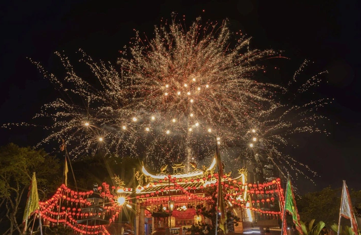 Tại Malaysia, người gốc Hoa chiếm 25% dân số nên Tết Âm lịch là một trong những dịp lễ quan trọng nhất tại đất nước này. Màn bắn pháo hoa chào năm mới tại Tháp đôi Petronas cùng điệu múa lân, múa sư tử... đã trở thành truyền thống trong dịp Tết. Sắc đỏ tràn ngập khắp các khu phố người Hoa trong ngày Tết, các trung tâm thương mại rực rỡ với câu đối đỏ, đèn lồng đỏ. Ảnh: SM.