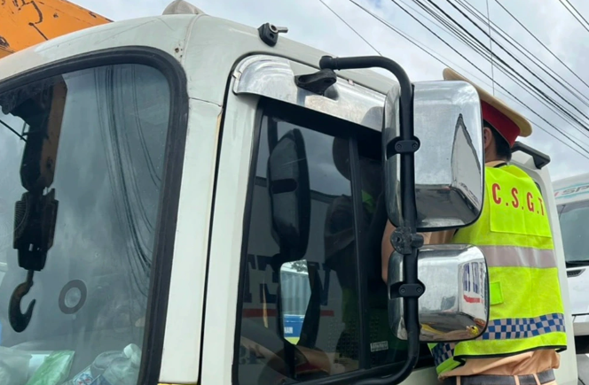 Tai xe xe tai co thu hon 2 gio khi bi kiem tra nong do con