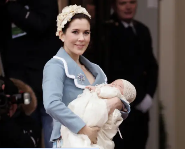 Công nương Mary đội một chiếc mũ đội đầu bằng hoa và mặc chiếc áo khoác màu xanh với trâm cài bằng sapphire được Nữ hoàng Margrethe tặng trong lễ rửa tội của Hoàng tử Christian vào năm 2006.