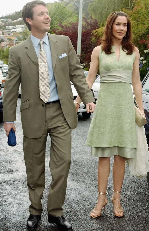 Cũng trong năm 2003, Mary Donaldson diện chiếc váy màu xanh và đi một đôi giày cao gót hở mũi trong đám cưới của chị gái.