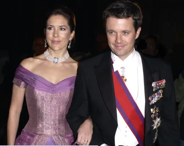 Tại một bữa tiệc cấp nhà nước năm 2004, Mary Donaldson diện chiếc váy dạ hội lệch vai, mang theo một chiếc túi xách xinh xắn, đeo một chiếc vòng cổ bằng ngọc trai và bông tai.