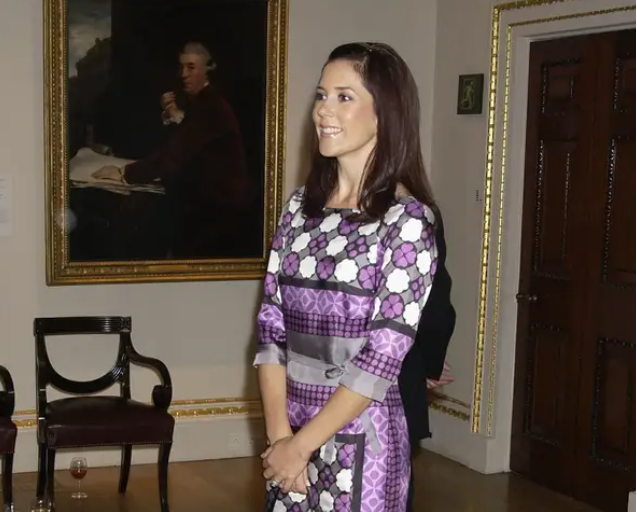 Trong lần xuất hiện đầu tiên kể từ khi kết hôn, Công nương Mary mặc một chiếc váy cổ điển có in hình trái tim đậm đến một buổi trình diễn nghệ thuật vào năm 2004.