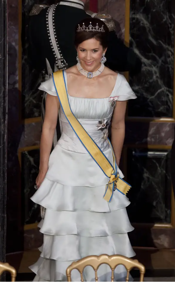 Tham dự quốc yến năm 2009, bà mặc váy dạ hội, kết hợp đội vương miện và đeo lại chiếc vòng cổ bằng ngọc trai.