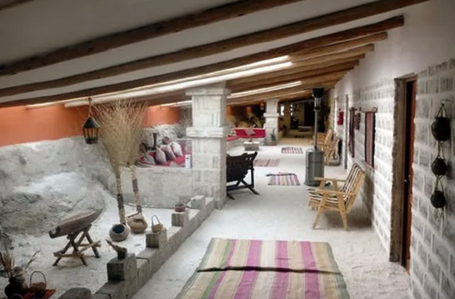 2. Khách sạn muối Luna Salada ở Bolivia: Khách sạn Luna Salada nằm trên ngọn đồi ở làng Colchani. Tất cả tường của khách sạn kỳ lạ này, nội thất và trần nhà đều được làm bằng những khối muối, thậm chí sàn cũng được rắc tinh thể muối.