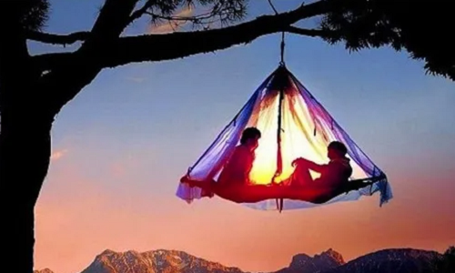 3. Khách sạn Waldseilgarten Höllschlucht ở Bavaria (Đức): Đến nghỉ tại khách sạn Waldseilgarten Höllschlucht, du khách sẽ được trải nghiệm cảm giác "ngủ trên cây". Những chiếc lều ngủ trên cây được gọi là “Portal Edges” được treo lơ lửng trên những cành cây rậm rạp.