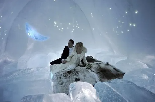 6. Khách sạn băng ở Thụy Điển: Khách sạn băng cách Kiruna ở Jukkasjärvi khoảng 13 km. Hàng năm vào tháng 11, khách sạn băng mới được các nghệ sĩ xây dựng. Tại khách sạn này, du khách sẽ quấn mình trong túi ngủ giữ nhiệt ngủ trên những chiếc giường băng giá.