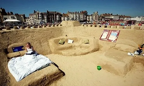 1. Khách sạn cát trên bãi biển Weymouth (Anh): Đây là một trong những khách sạn kỳ quặc nhất hành tinh. Ngoài những tác phẩm điêu khắc ngoại cỡ ấn tượng, bãi biển Weymouth còn có một khách sạn đặc biệt được xây dựng hoàn toàn bằng cát. (Nguồn ảnh: WL, WTM)