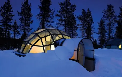 8. Khách sạn Kakslauttanen ở Lapland: Khách sạn Kakslauttanen với ngôi làng lều tuyết ở Phần Lan, bạn có trải nghiệm lều tuyết ấm áp làm bằng thủy tinh ở xứ sở mùa đông thần tiên này. Một số phòng được trang bị hồ bơi ngoài trời. Nếu may mắn, bạn có thể nghiêm ngưỡng cực quang ngay cả vào ban đêm.