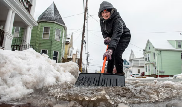 Tại bang Oregon, hơn 130.000 ngôi nhà và cơ sở kinh doanh không có điện, hầu hết trong số đó ở khu vực đô thị Portland, một ngày sau khi gió lớn và băng tuyết làm đổ cây cối và đường dây điện.