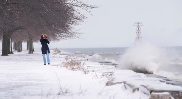 Tại Buffalo, New York, nơi được dự báo sẽ có tuyết rơi từ 30 đến 60 cm, điều kiện khắc nghiệt khiến trận thi đấu bóng bầu dục phải hoãn lại.