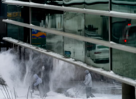 Theo trang theo dõi dịch vụ cung cấp điện PowerOutage.us, bão tuyết gây mất điện trên diện rộng, với khoảng 150.000 hộ gia đình và cơ sở kinh doanh tại bang Michigan không có điện.