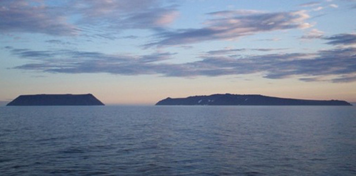 Cả hai đảo đều có địa hình khá bằng phẳng và bị cô lập. Vào mùa hè, chúng bị bao phủ bởi lớp sương mù dày đặc.