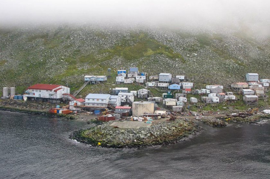 Trên thực tế, chỉ những cư dân bản địa, người Eskimo, mới có thể đi lại tự do giữa các đảo thuộc quần đảo Diomede. Họ đã sinh sống ở những vùng đất này từ lâu trước khi người Châu Âu đầu tiên đặt chân đến nơi đây.